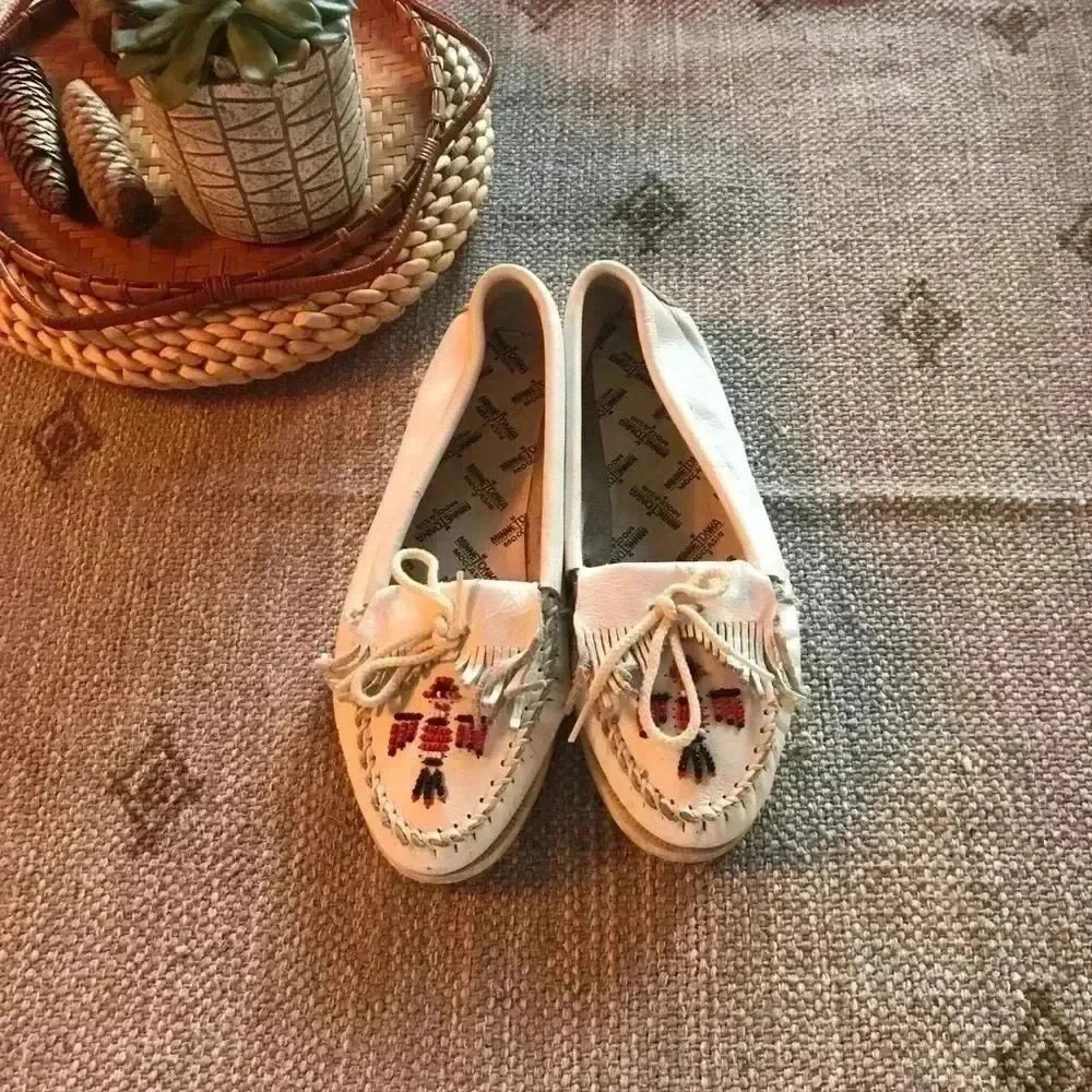 Women's Size 10 Vintage Minnetonka White Leather Beaded Moccasins - Picture 2 of 8